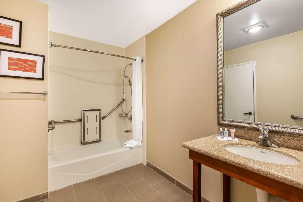 Standard Room 1 Queen Bed Accessible Tub Non Smoking Courtyard View