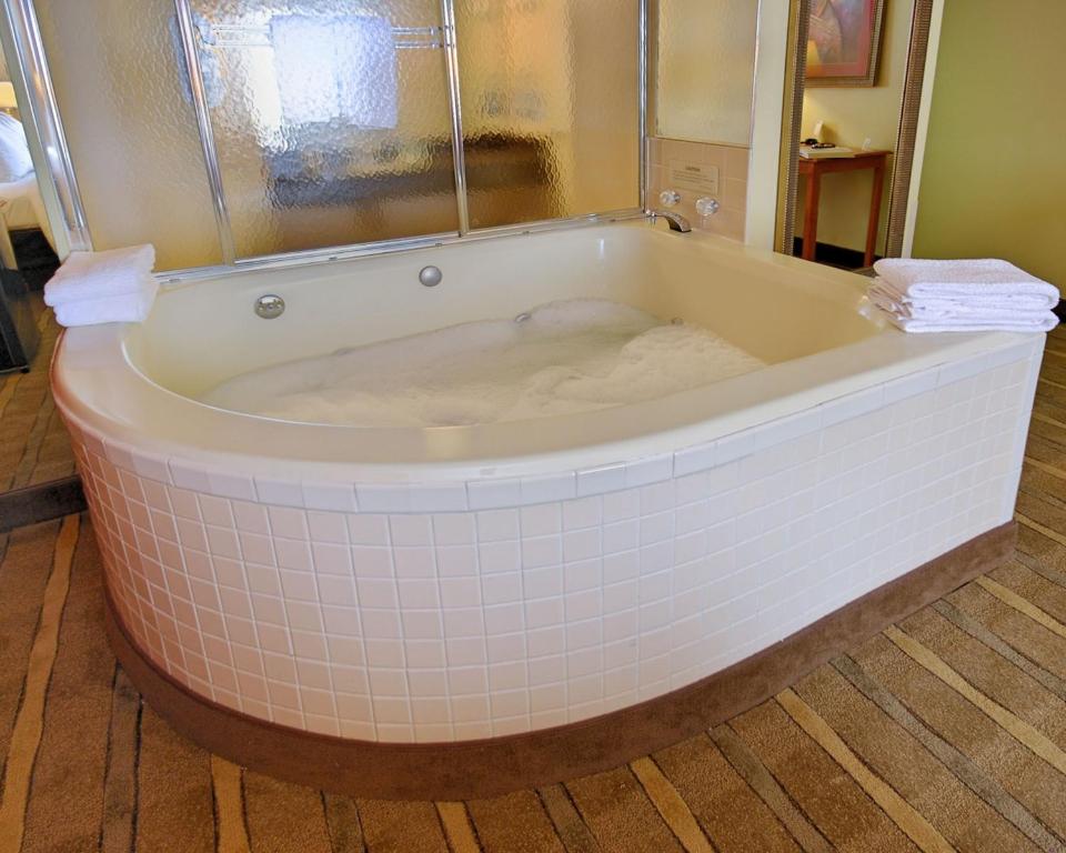 King Suite with Whirlpool – Non-Smoking