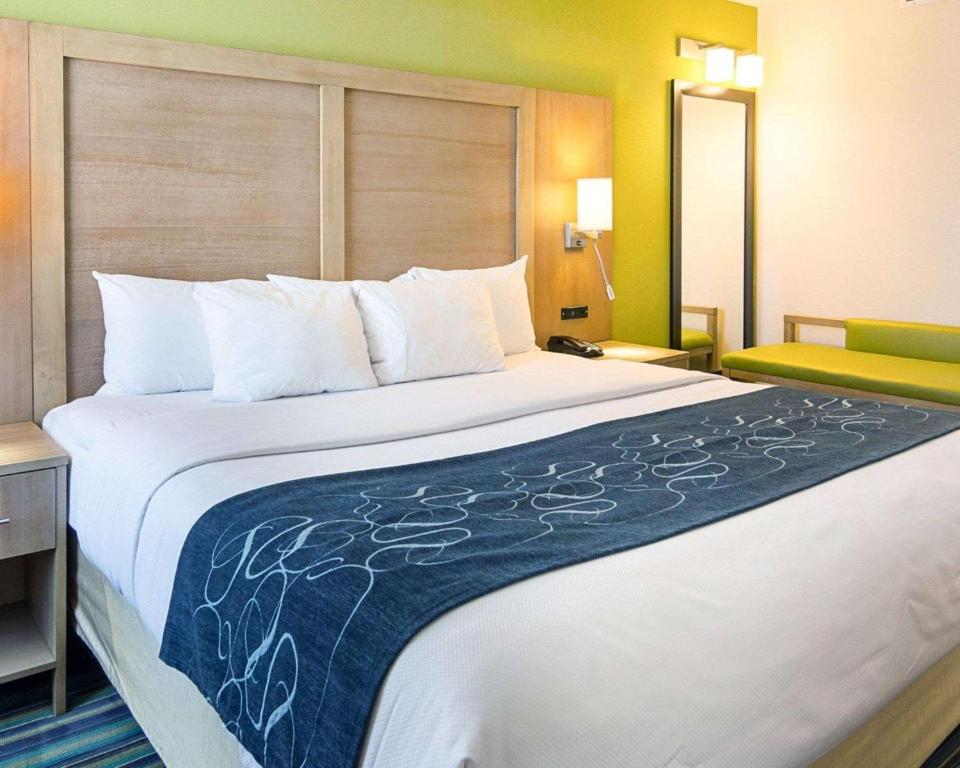 King Suite Ocean Front with Sofa Bed – Non-Smoking