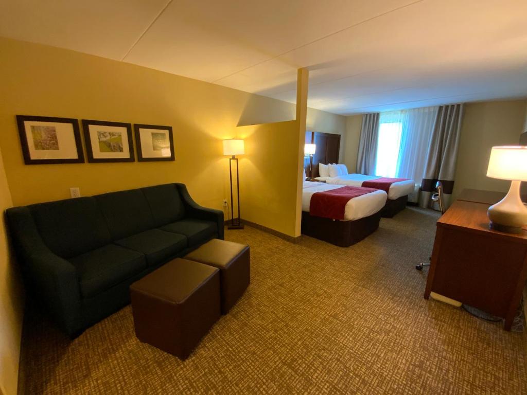 Double Suite with Two Double Beds – Non-Smoking