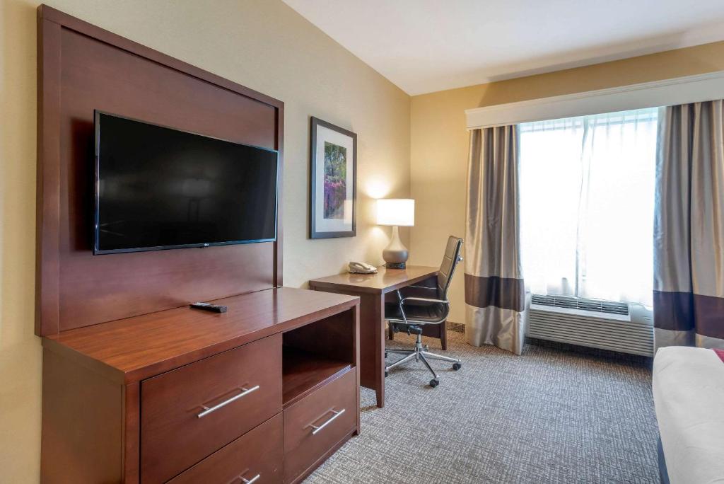 King Room with Roll-In Shower – AccessibleNon-Smoking