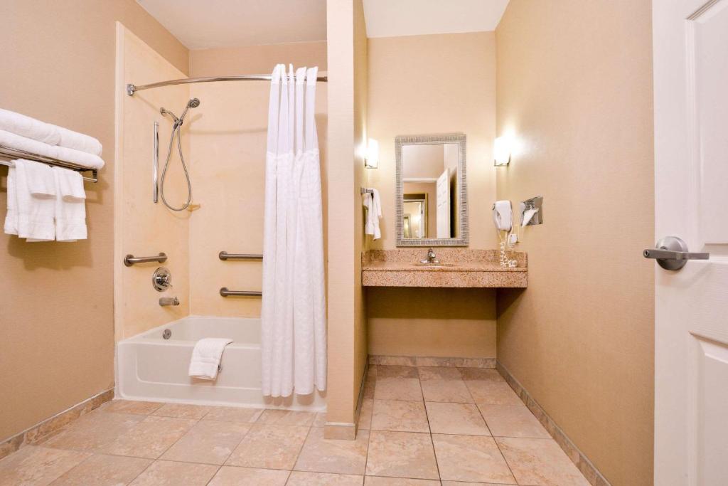 King Suite with Hearing Accessible – AccessibleNon-Smoking