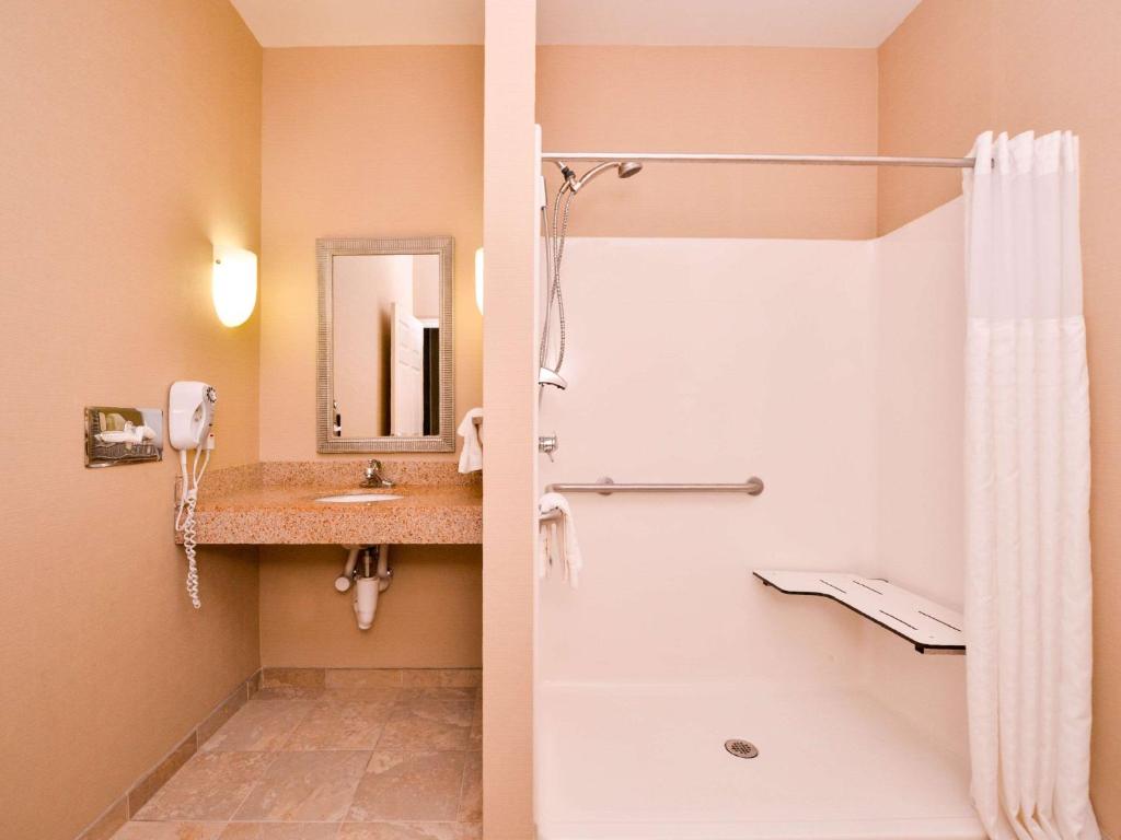 King Suite with Roll-In Shower – AccessibleNon-Smoking