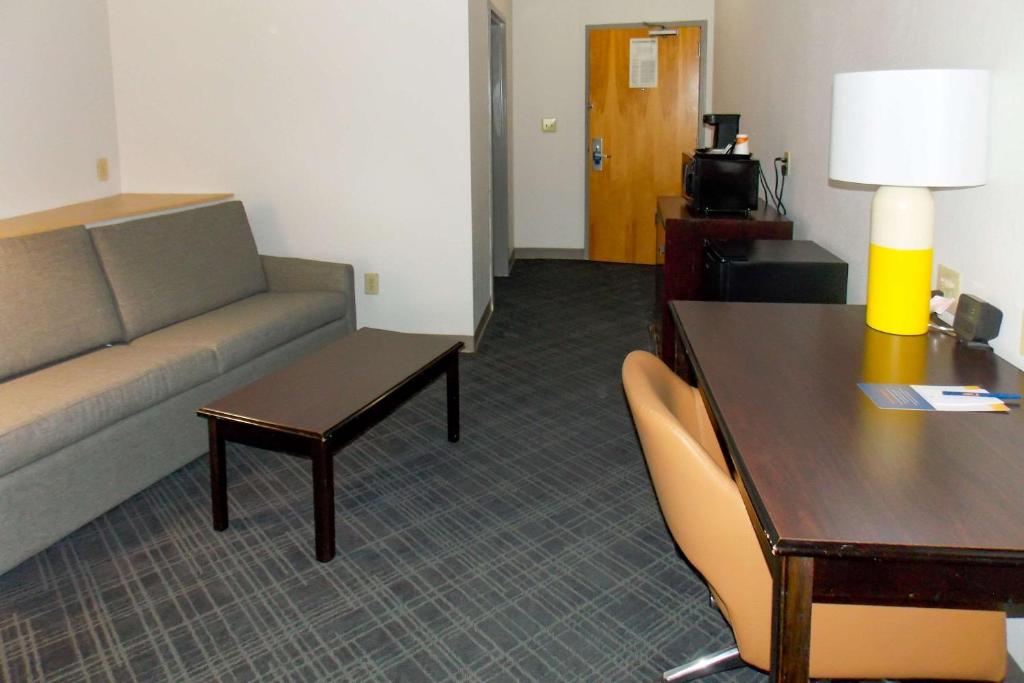 Queen Suite with 2 Queen Beds – Disability AccessNon-Smoking