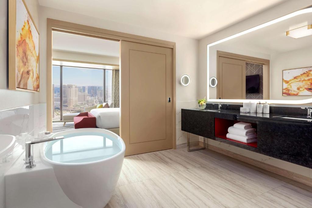 One-Bedroom King Suite with Strip View