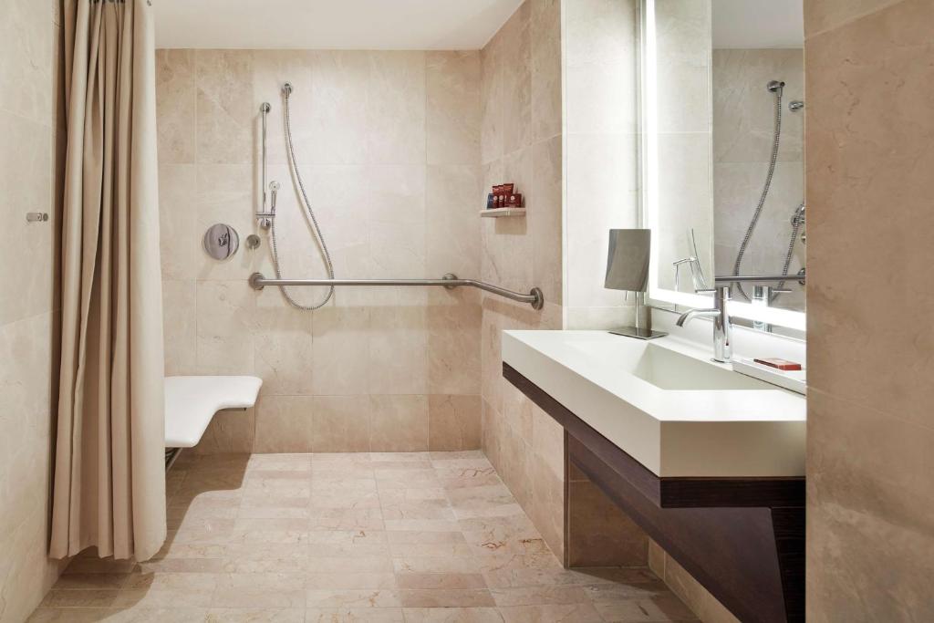 Deluxe Suite with Two Double Beds and Roll-in Shower – Mobility Access