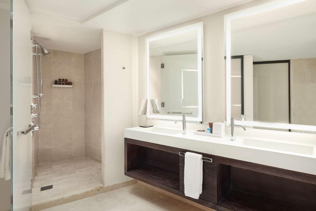 Luxury Corner King Suite with Sofa Bed