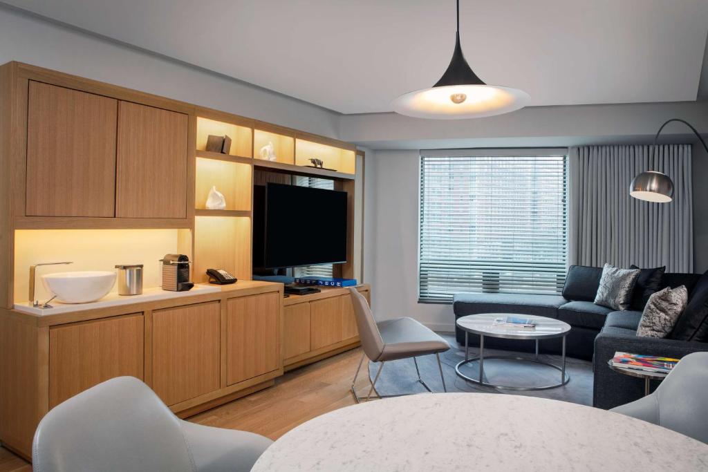 Luxury Corner King Suite with Sofa Bed