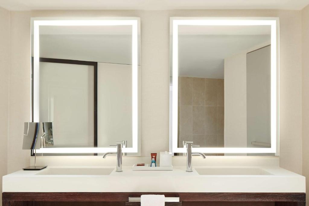 Luxury Corner King Suite with Sofa Bed