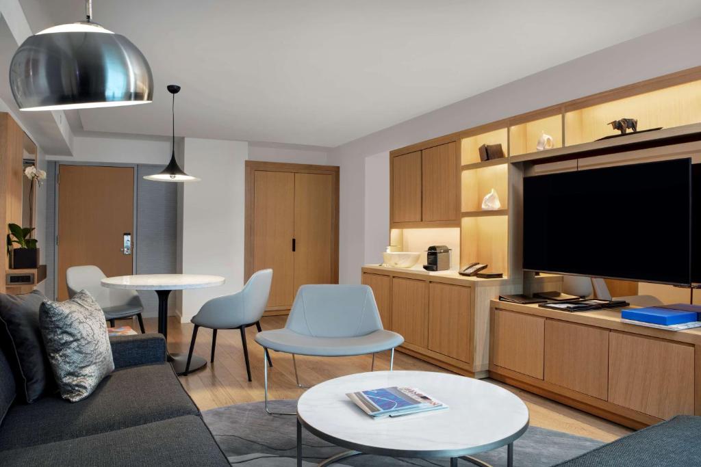 Luxury King Suite with Sofa Bed and Roll-in Shower – Mobility Access