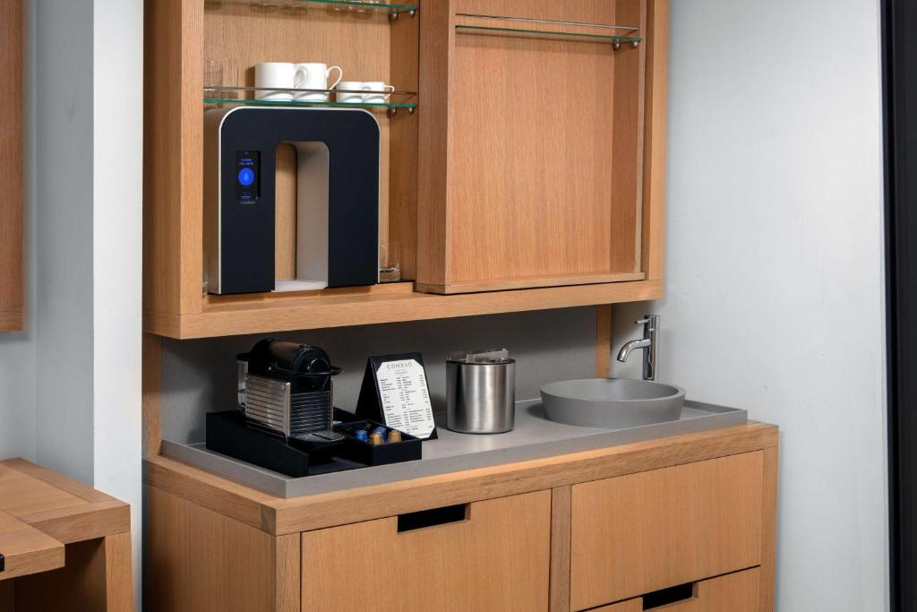 Luxury King Suite with Sofa Bed and Roll-in Shower – Mobility Access