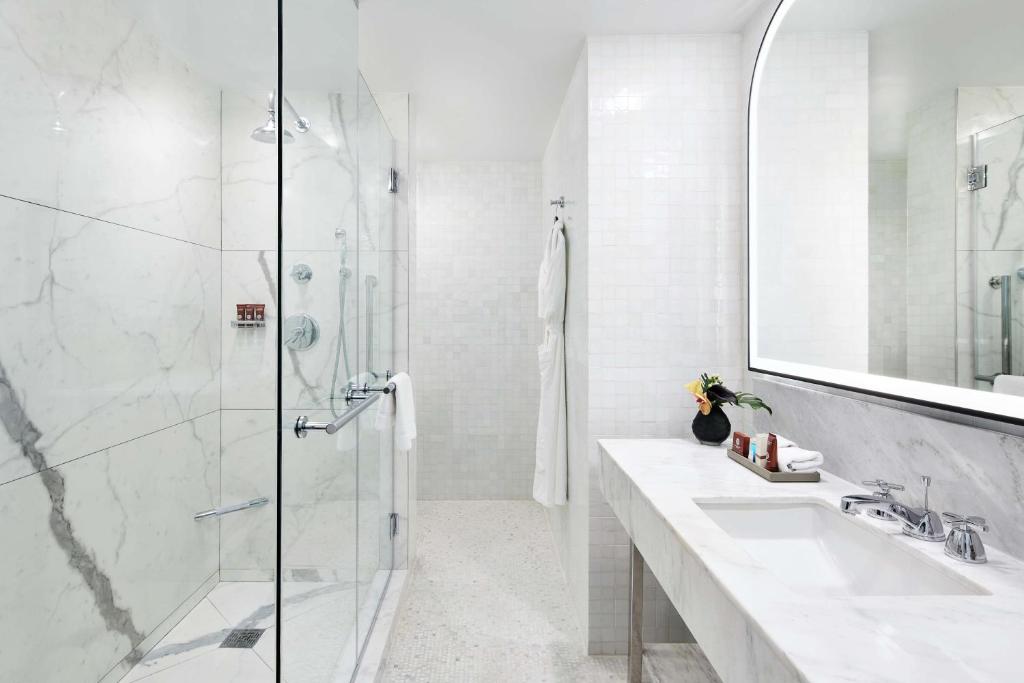 Deluxe King Room with City View