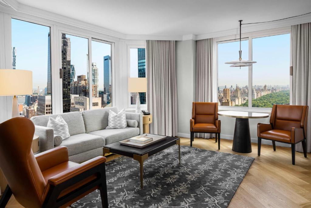 One-Bedroom King Suite with Park View