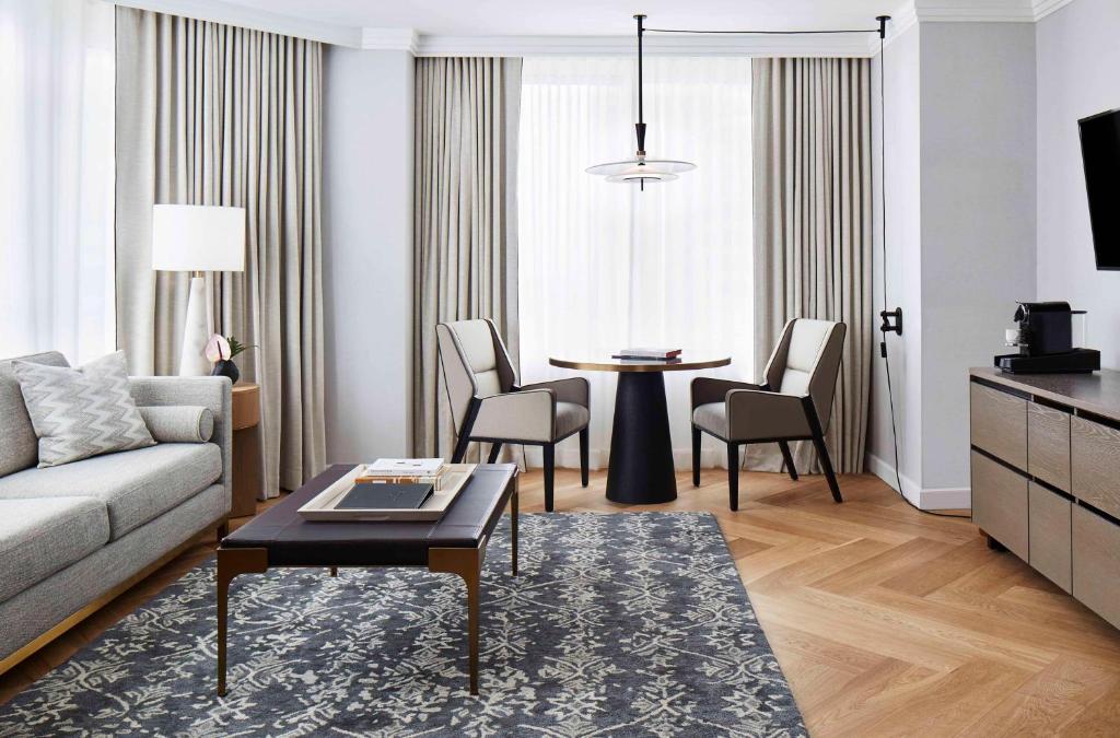 One-Bedroom King Suite with Park View