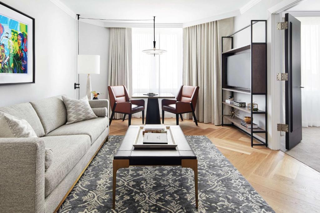 One-Bedroom King Suite with Tub – MobilityHearing Access