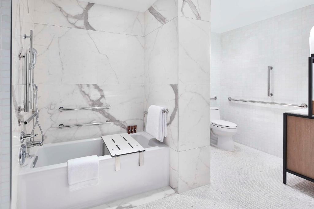 One-Bedroom King Suite with Tub – MobilityHearing Access