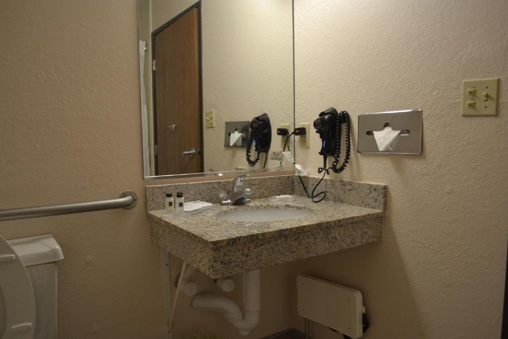 Double Room with Two Queen Beds – Roll In ShowerNon-Smoking