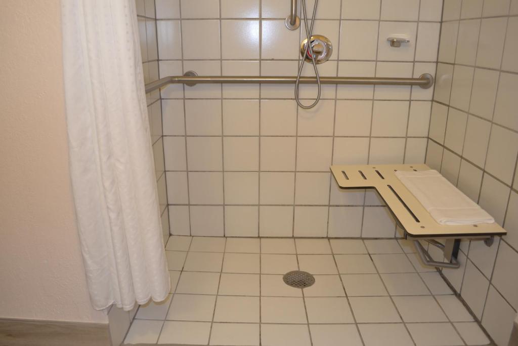 King Room – Disability Access Roll in Shower Non-Smoking