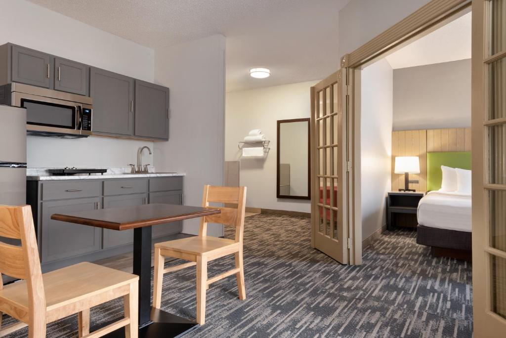 Extended Stay King Suite with Whirlpool and Kitchenette
