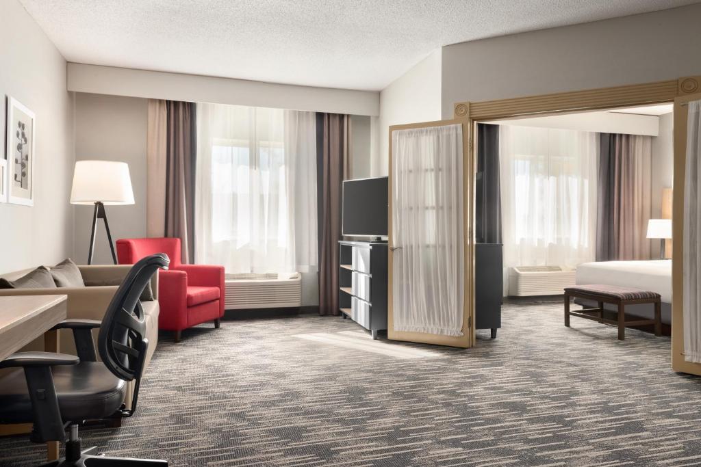 Extended Stay King Suite with Whirlpool and Kitchenette