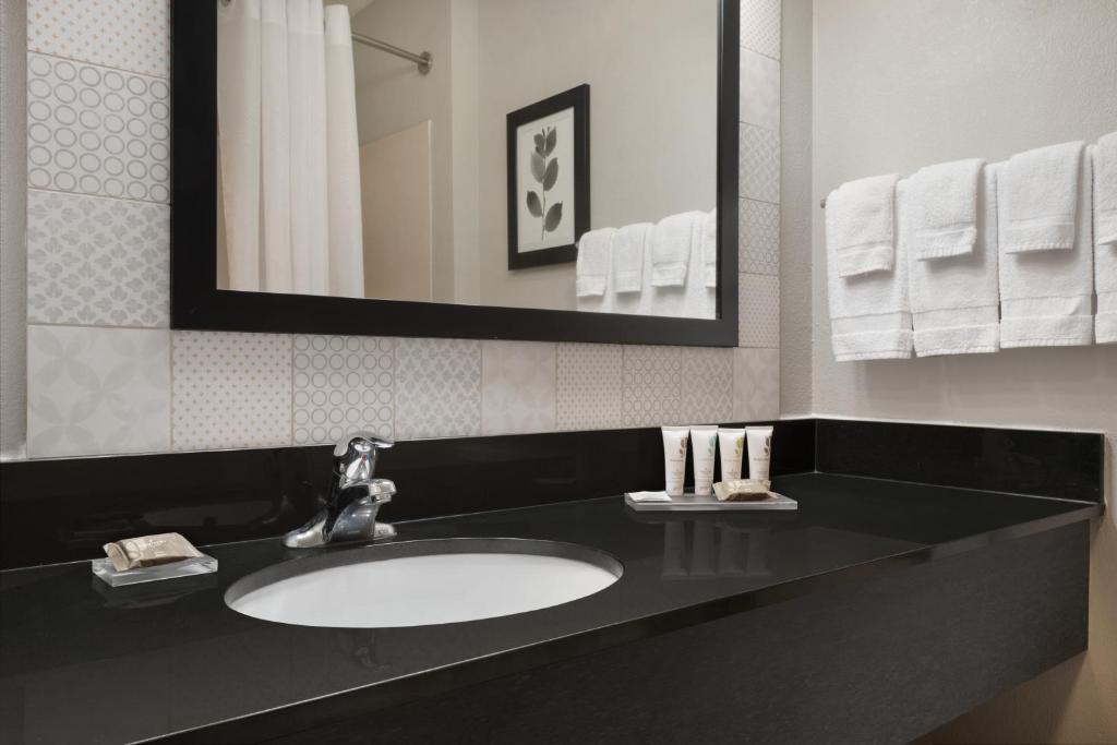 Extended Stay King Suite with Whirlpool and Kitchenette