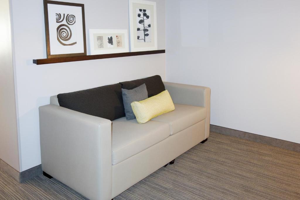 One-Bedroom King Suite with Sofa Bed – Non-Smoking