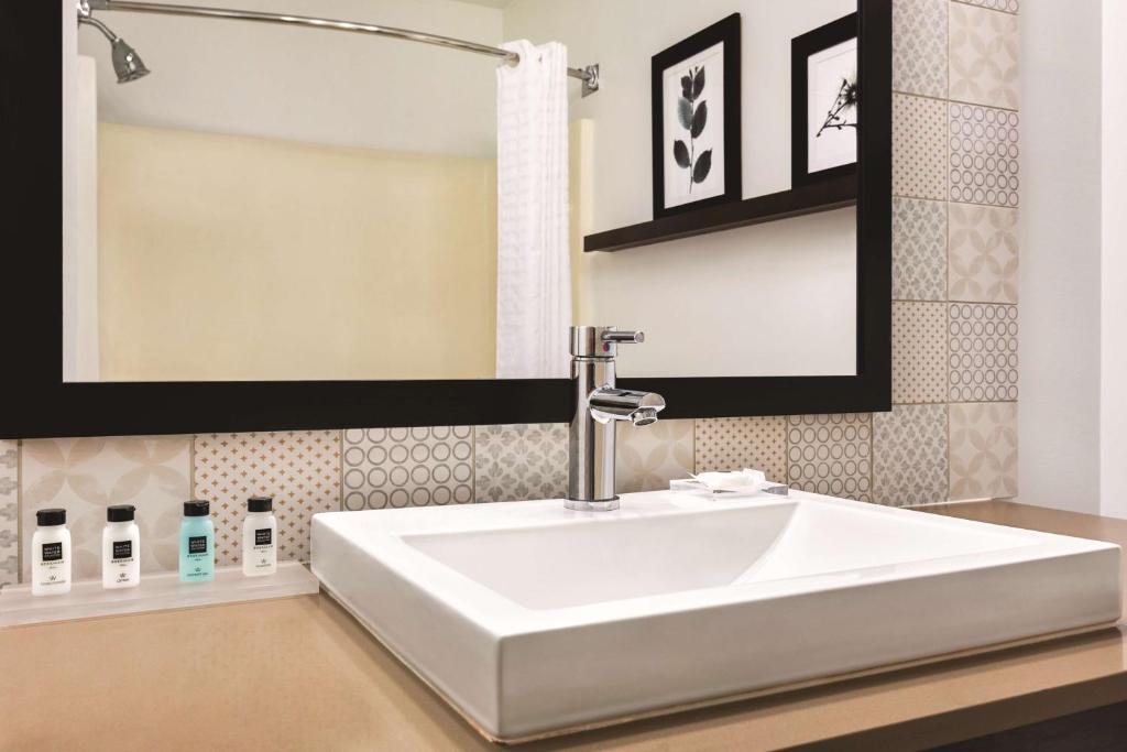 One-Bedroom King Suite with Sofa Bed – Non-Smoking