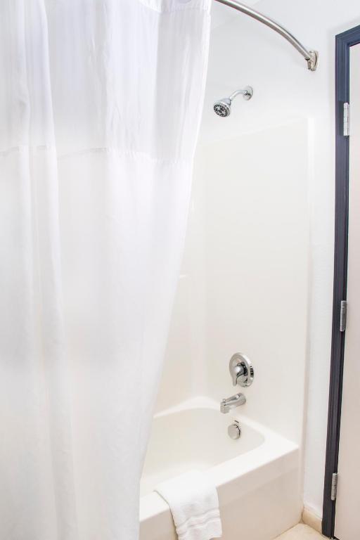 Queen Room with Two Queen Beds – Disability AccessNon-Smoking