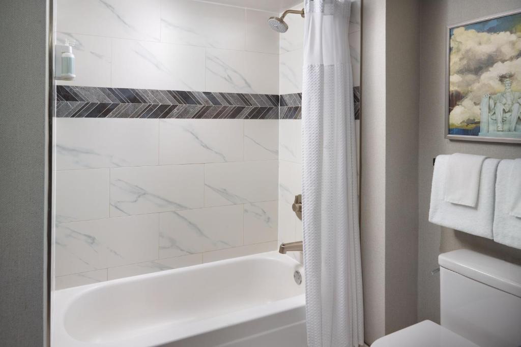 Double Room with Two Double Beds and Adapted Tub – Mobility Accessible