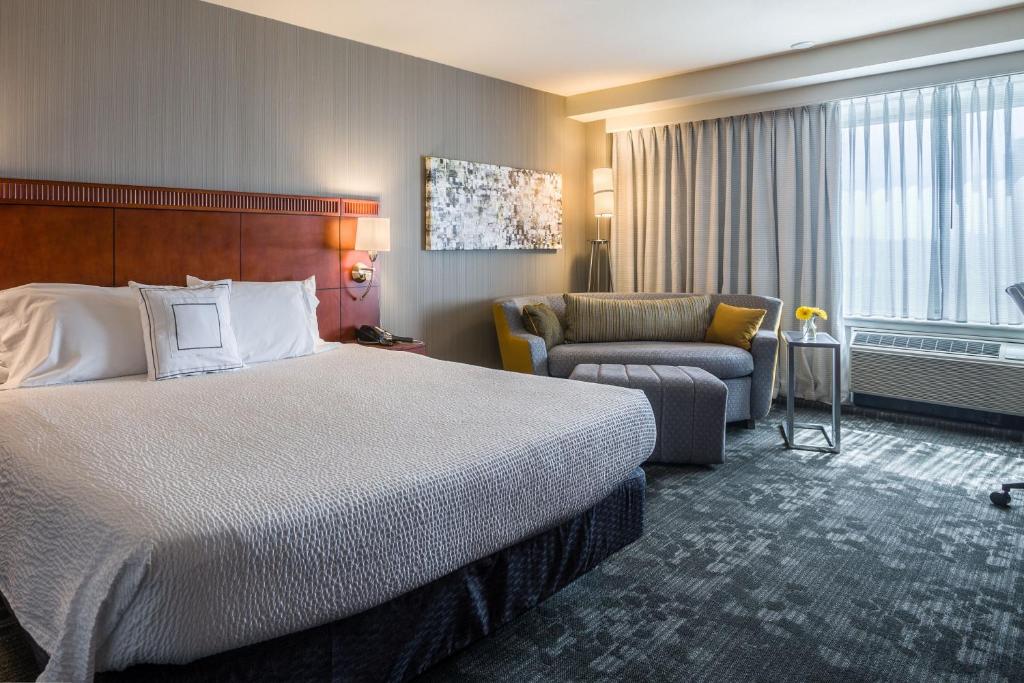 King Room with Sofa Bed and Adapted Tub – Mobility and Hearing Accessible