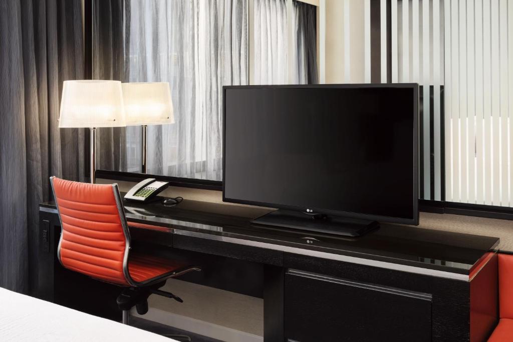 King or Queen Room with City View – Hearing Accessible