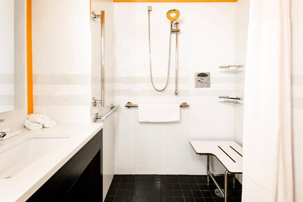 King or Queen Room with City View – Hearing Accessible