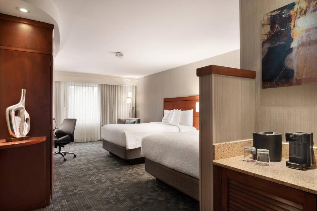 Queen Room with Two Queen Beds and Adapted Tub – Mobility and Hearing Accessible