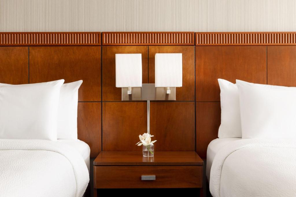 Queen Room with Two Queen Beds and Adapted Tub – Mobility and Hearing Accessible