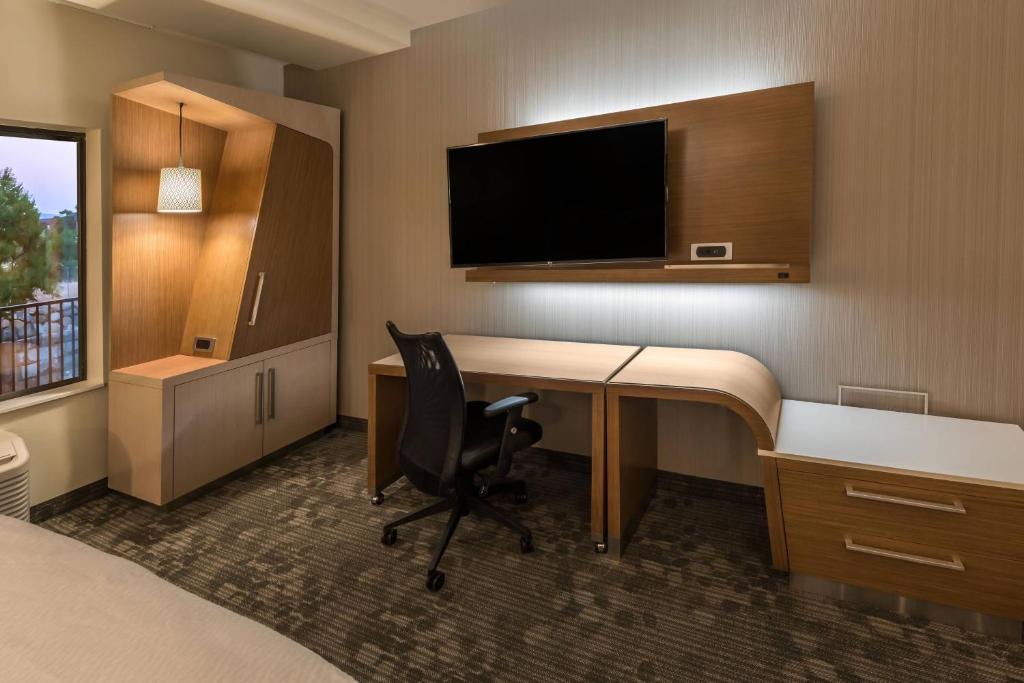 King Room with Sofa Bed and Adapted Tub – Mobility and Hearing Accessible