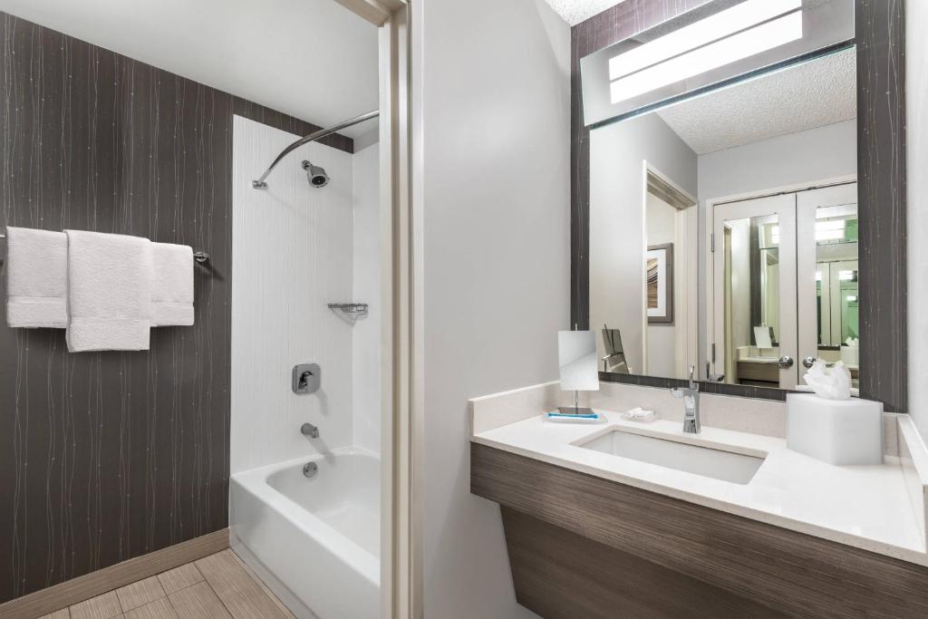 Queen Room with Two Queen Beds and Balcony