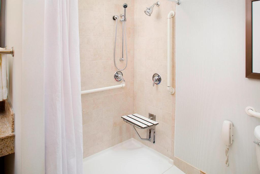 King Room with Sofa Bed – Hearing Accessible