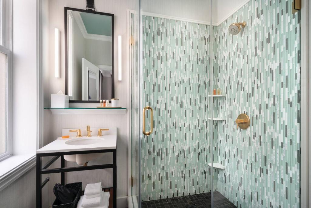 Large King Room – Hearing Accessible