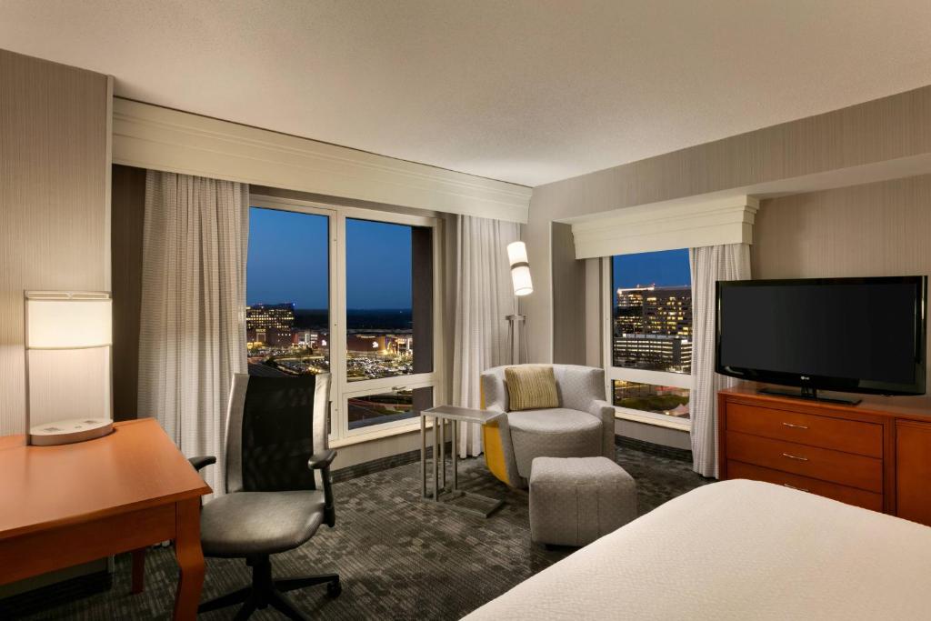 Guest room with 1 King Bed and City view