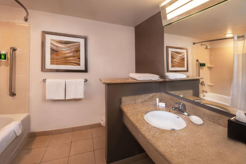 Queen Room with Two Queen Beds – Hearing Accessible