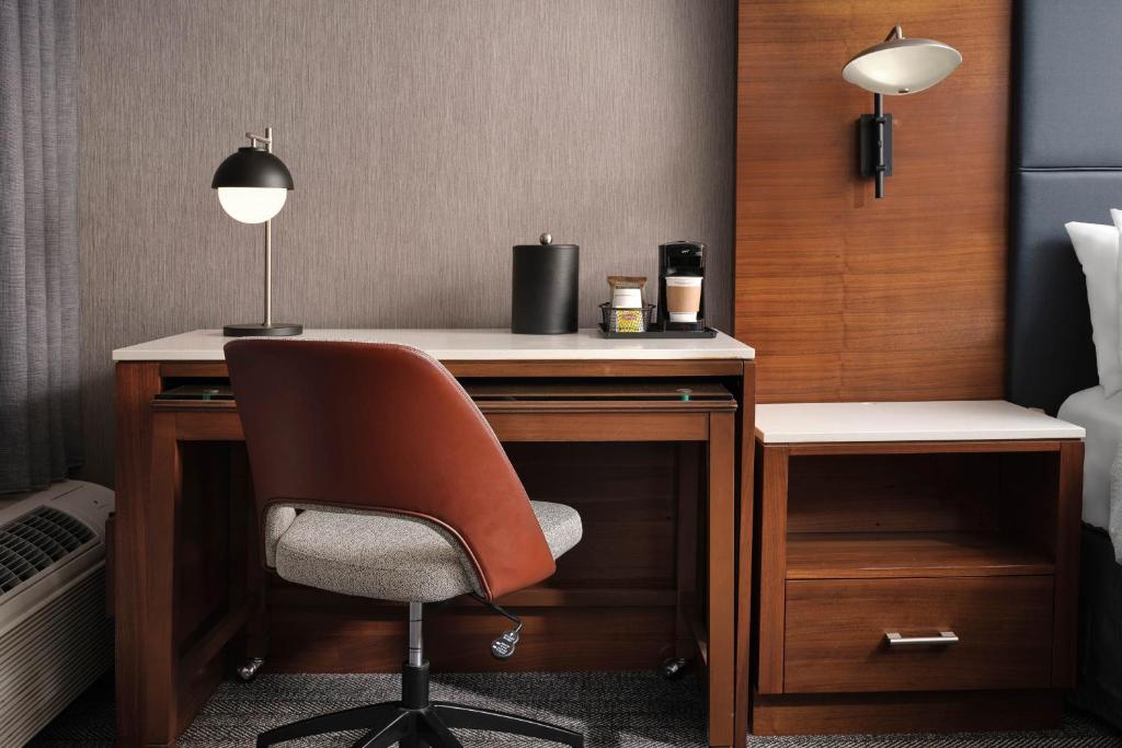 Queen Room with Adapted Tub – Mobility Accessible