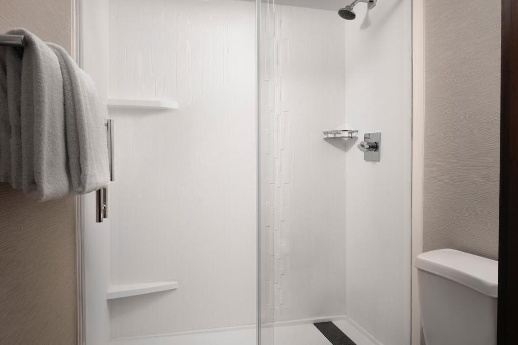 Queen Room with Adapted Tub – Mobility Accessible