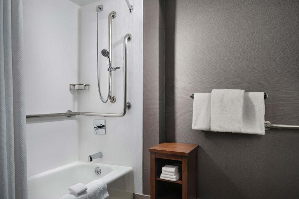 Queen Room with Adapted Tub – Mobility Accessible