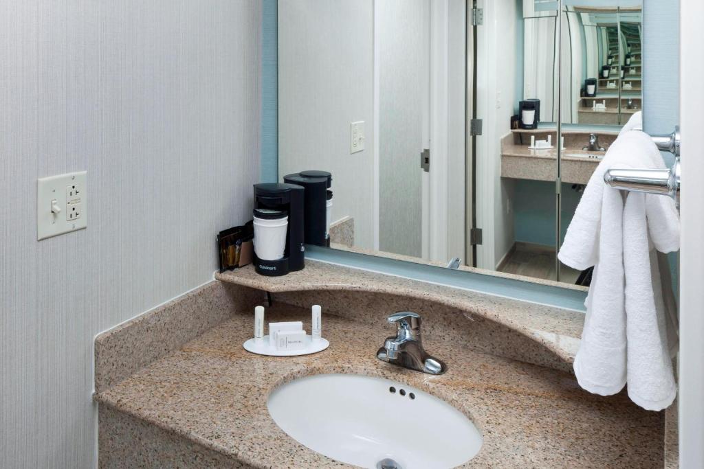 Oceanfront Queen Room with Two Queen Beds Balcony and Adapted Tub – Mobility Accessible