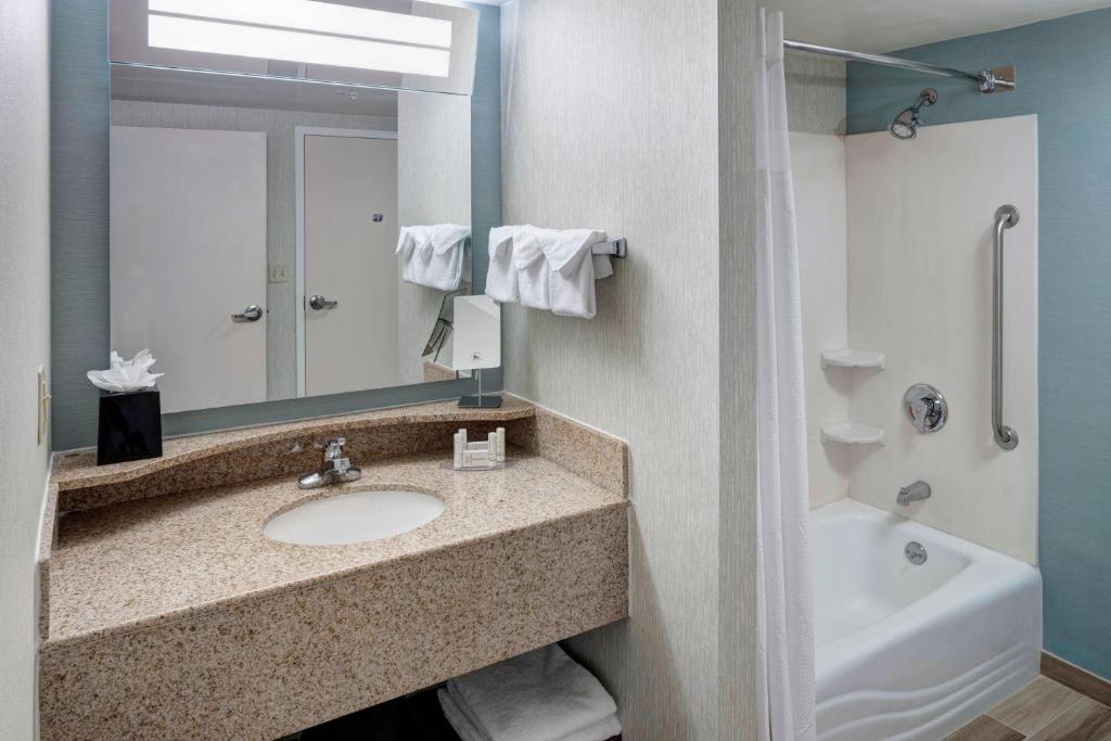 King Suite with Sofa Bed – Oceanfront