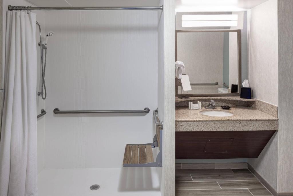 King Suite with Sofa Bed – Oceanfront