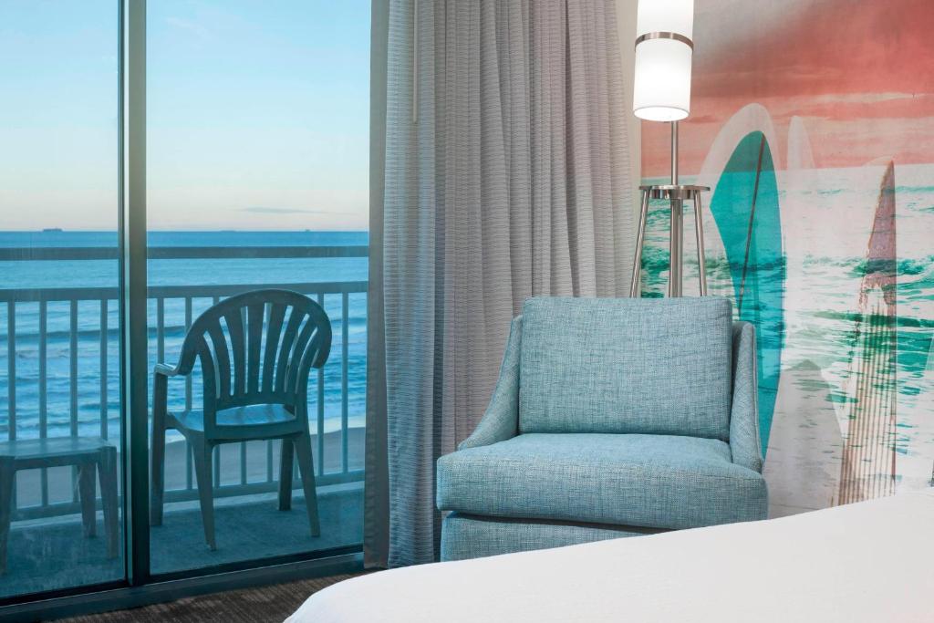 Oceanfront Double Room with Two Double Beds Balcony and Adapted Tub – Mobility Accessible