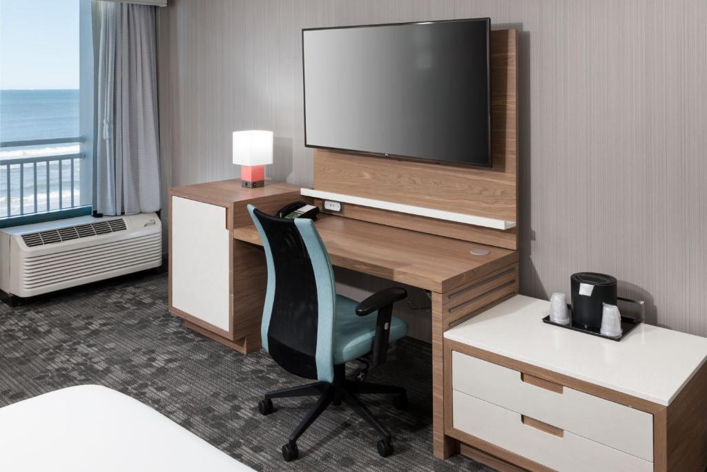 Oceanfront Double Room with Two Double Beds Balcony and Adapted Tub – Mobility Accessible