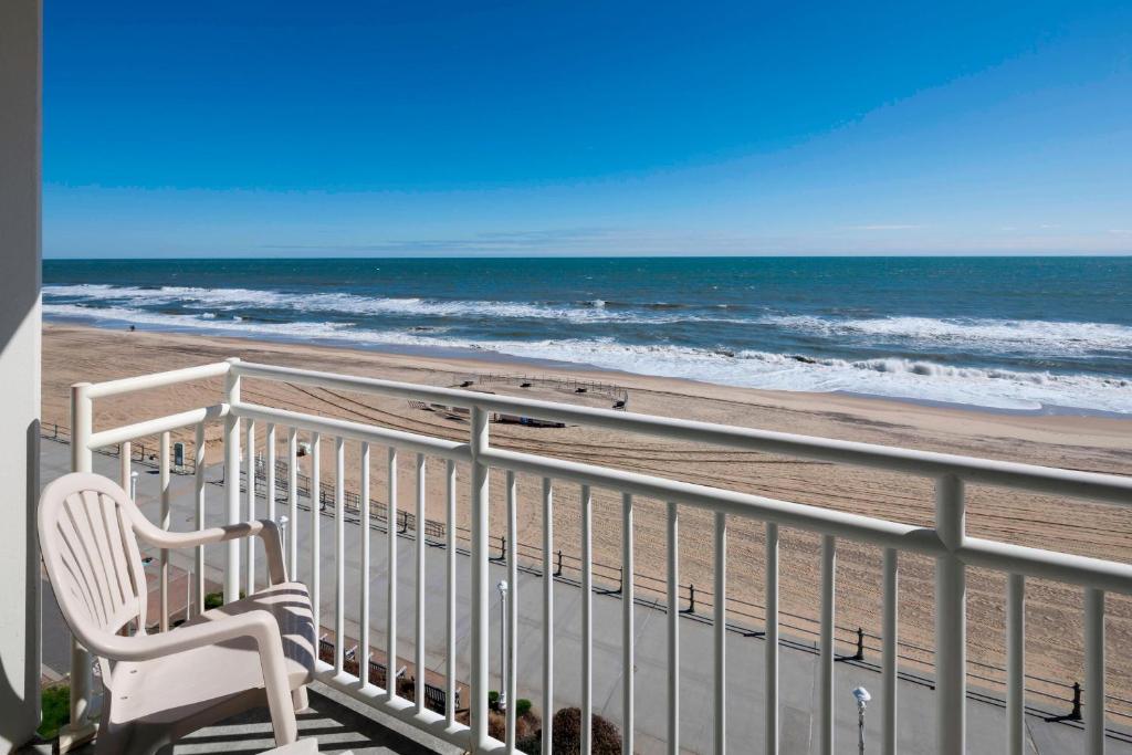 Oceanfront Double Room with Two Double Beds Balcony and Adapted Tub – Mobility Accessible