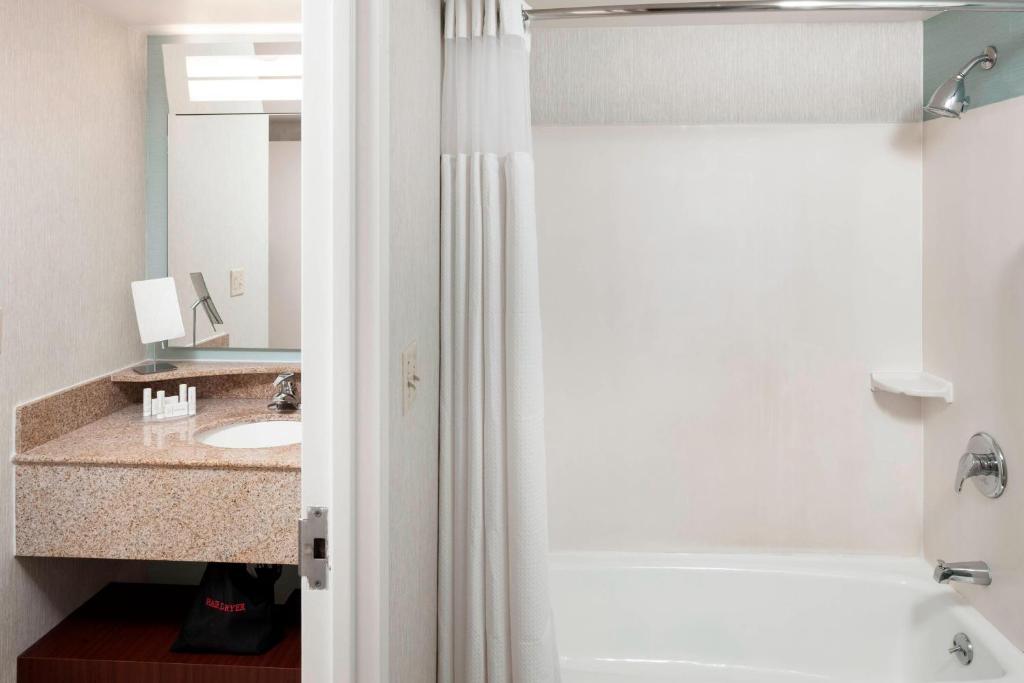 Oceanfront Double Room with Two Double Beds Balcony and Adapted Tub – Mobility Accessible